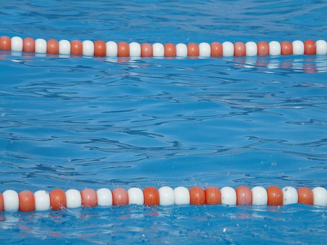 plavecká dráha v bazénu