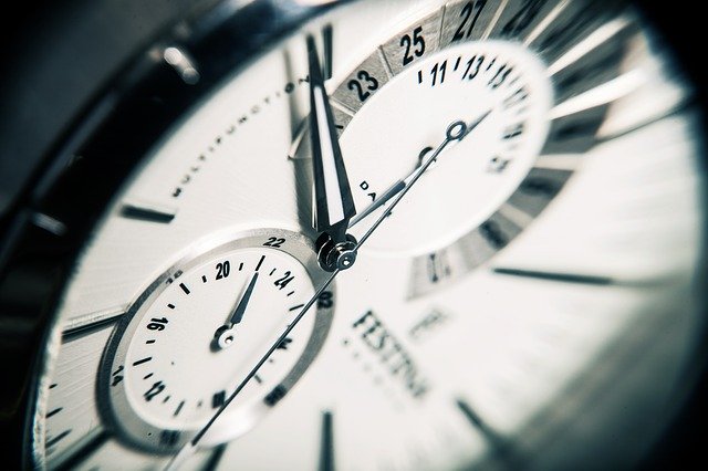 tikající hodiny – symbol nedostatku času
