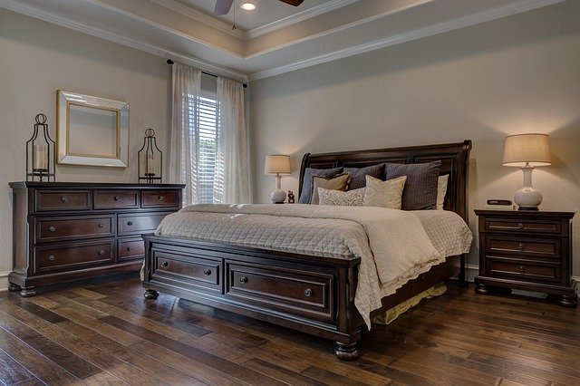 klasická starožitná postel